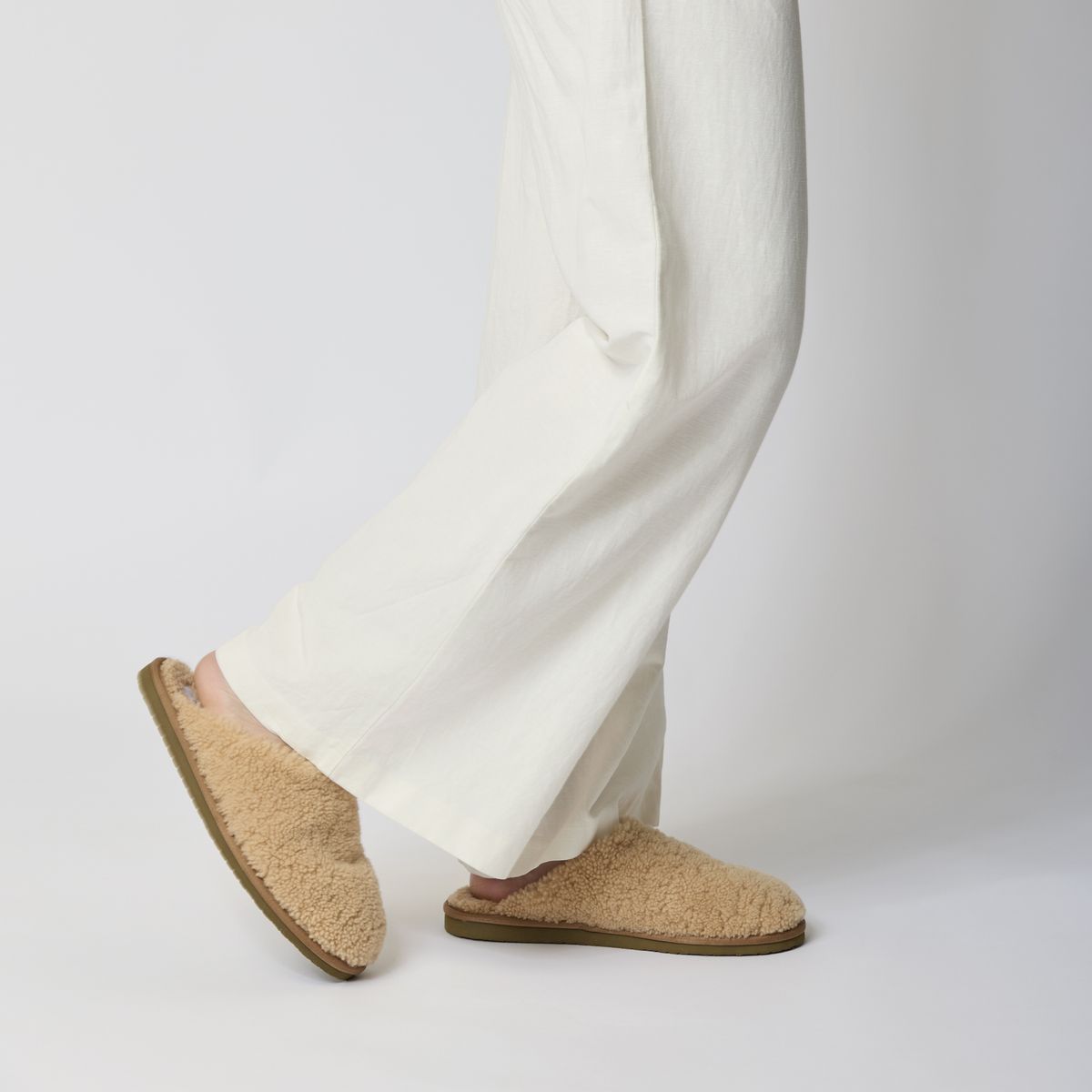 Unisex curly slipper Svart