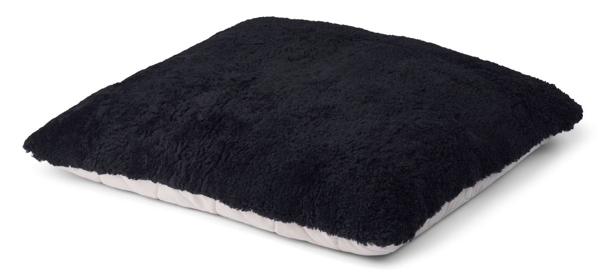 Maxi Float pute | Korthåret | New Zealand | 90x90 cm Svart
