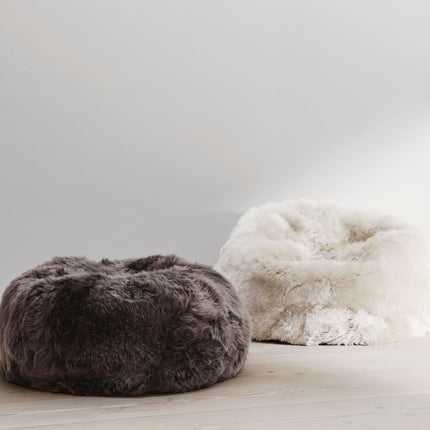 Rund saueskinnspose i lang ull | Medium | Stor Svart