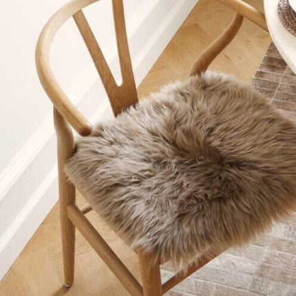 Seteovertrekk i langt saueskinn med ull og fyll Svart