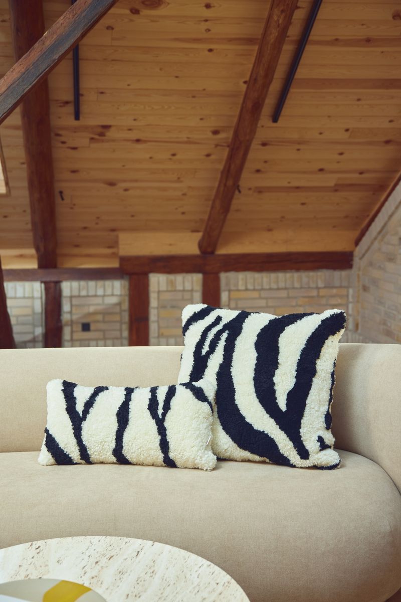 Zebra saueskinnpute | Korthåret | New Zealand | Dobbeltsidig | 60x60 cm Svart / Hvit