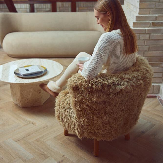 Emily Lounge Chair | Langhåret Honning