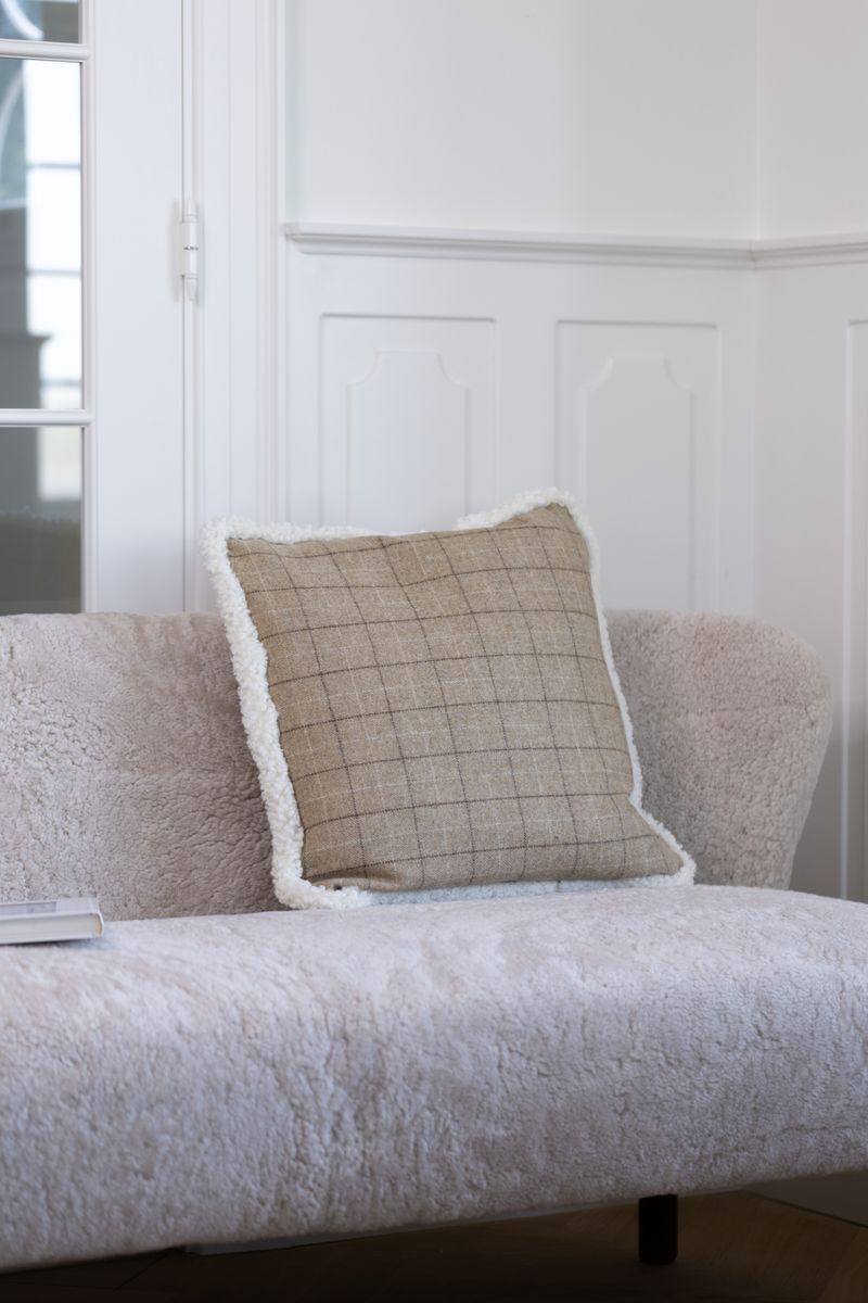 Checked Collection | Ullpute | Korthåret | Dobbeltsidig | 52x52 cm | 34x52 cm Rutete / Beige / Hvit