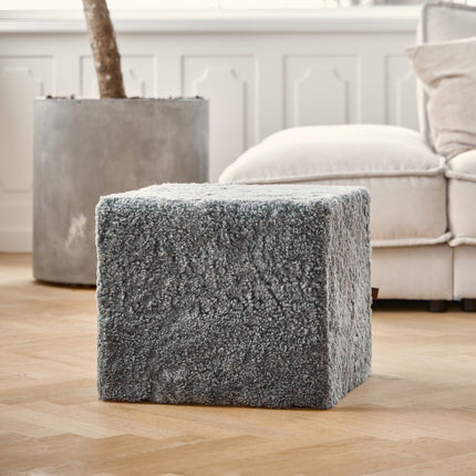 Kort, krøllete saueskinnspuff i ull Koksgrå