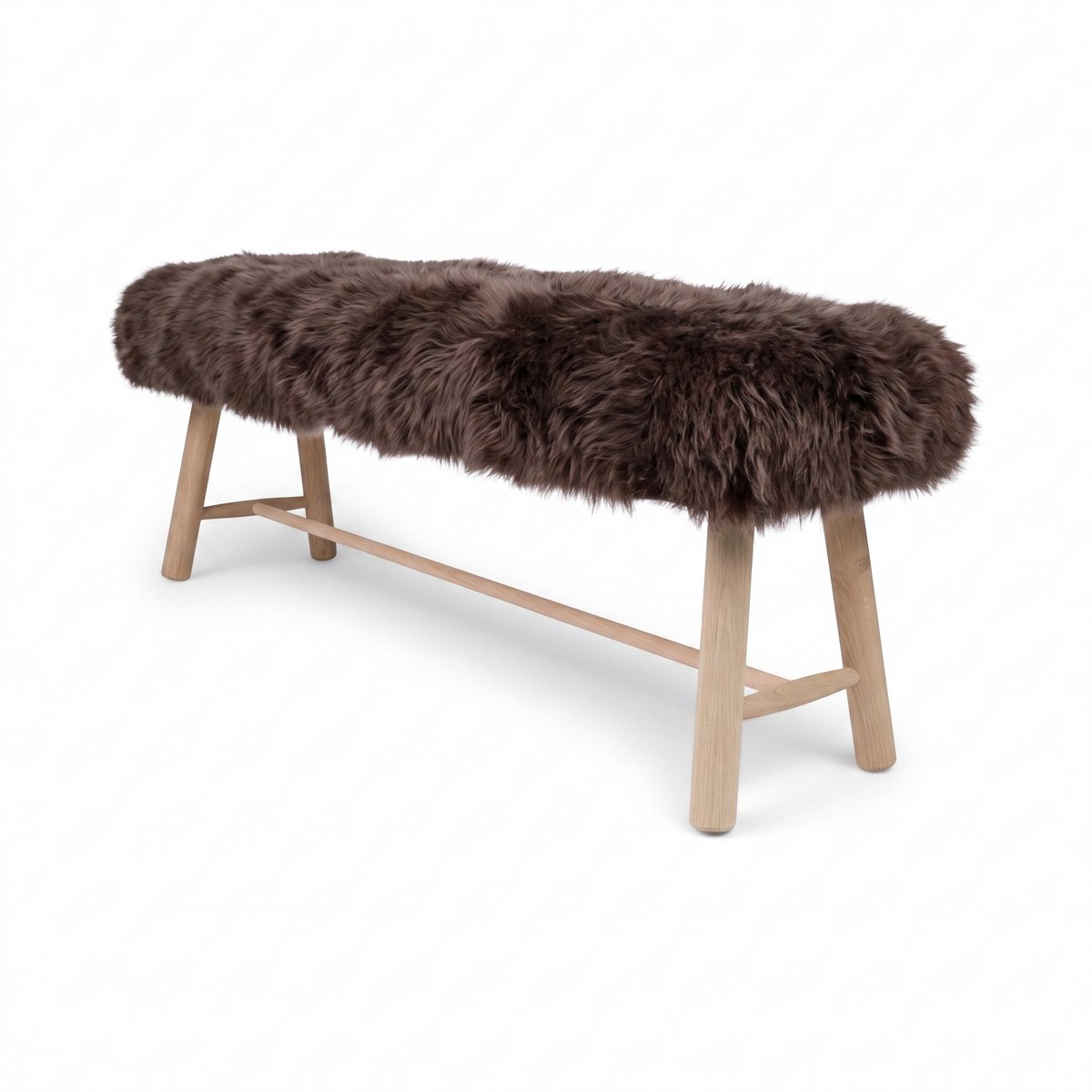 Theodor Benk med saueskinn | Eik | Langhåret Valnøtt