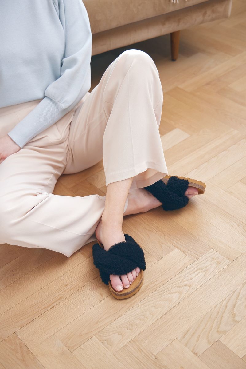 Lilly Cross slipper Svart