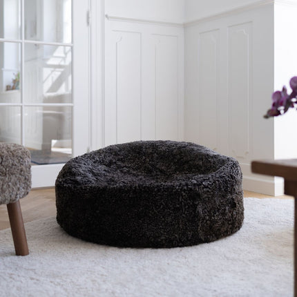 Rund saueskinnspose i kort ull | Medium | Large Koksgrå