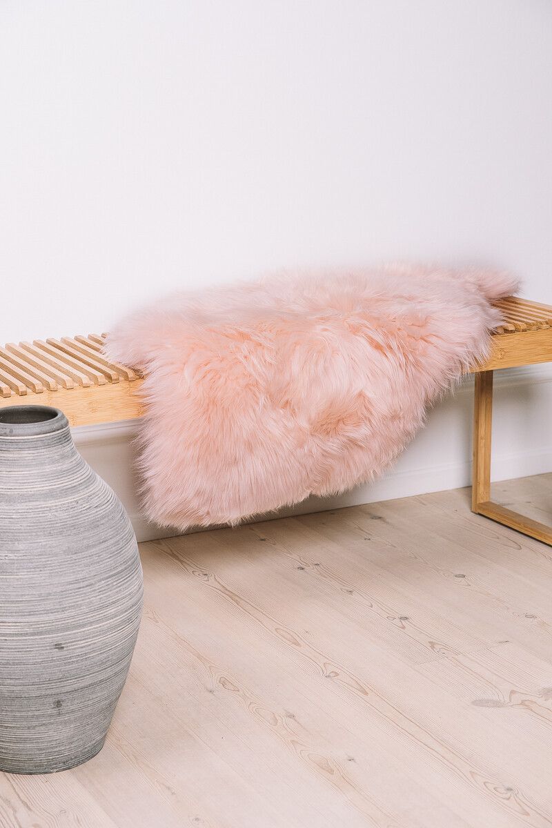 Merino saueskinn | Langhåret | New Zealand | Ca. 90x60 cm Mørk Rosa