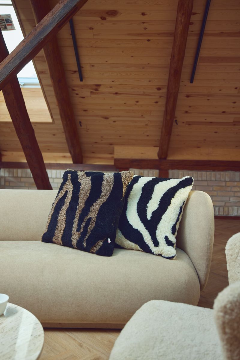 Zebra saueskinnpute | Korthåret | New Zealand | Dobbeltsidig | 60x60 cm Svart / Lysebrun