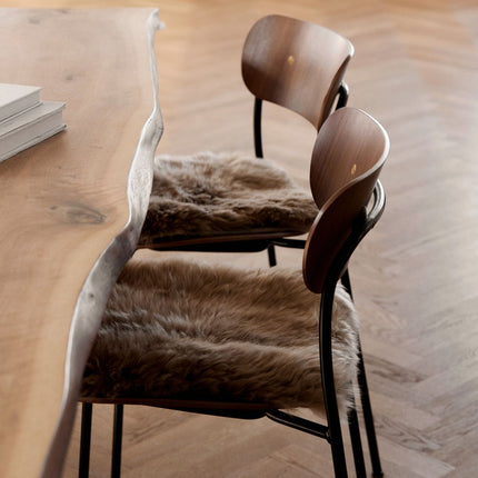 Seteovertrekk i langt saueskinn med ull og fyll Svart