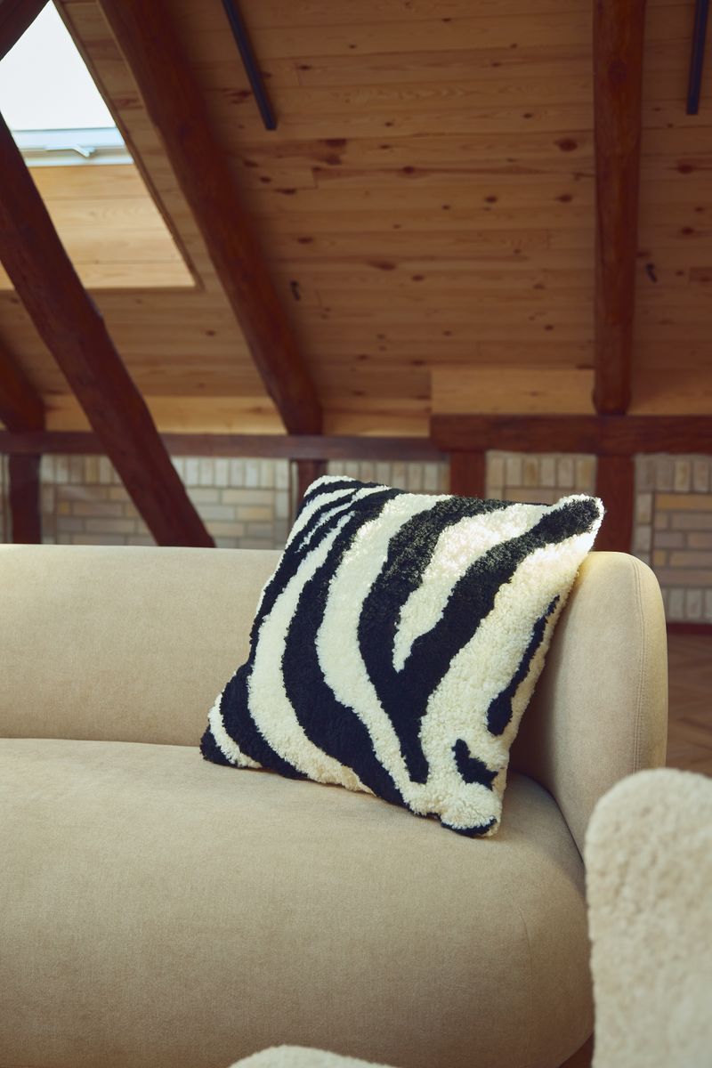 Zebra saueskinnpute | Korthåret | New Zealand | Dobbeltsidig | 60x60 cm Svart / Hvit