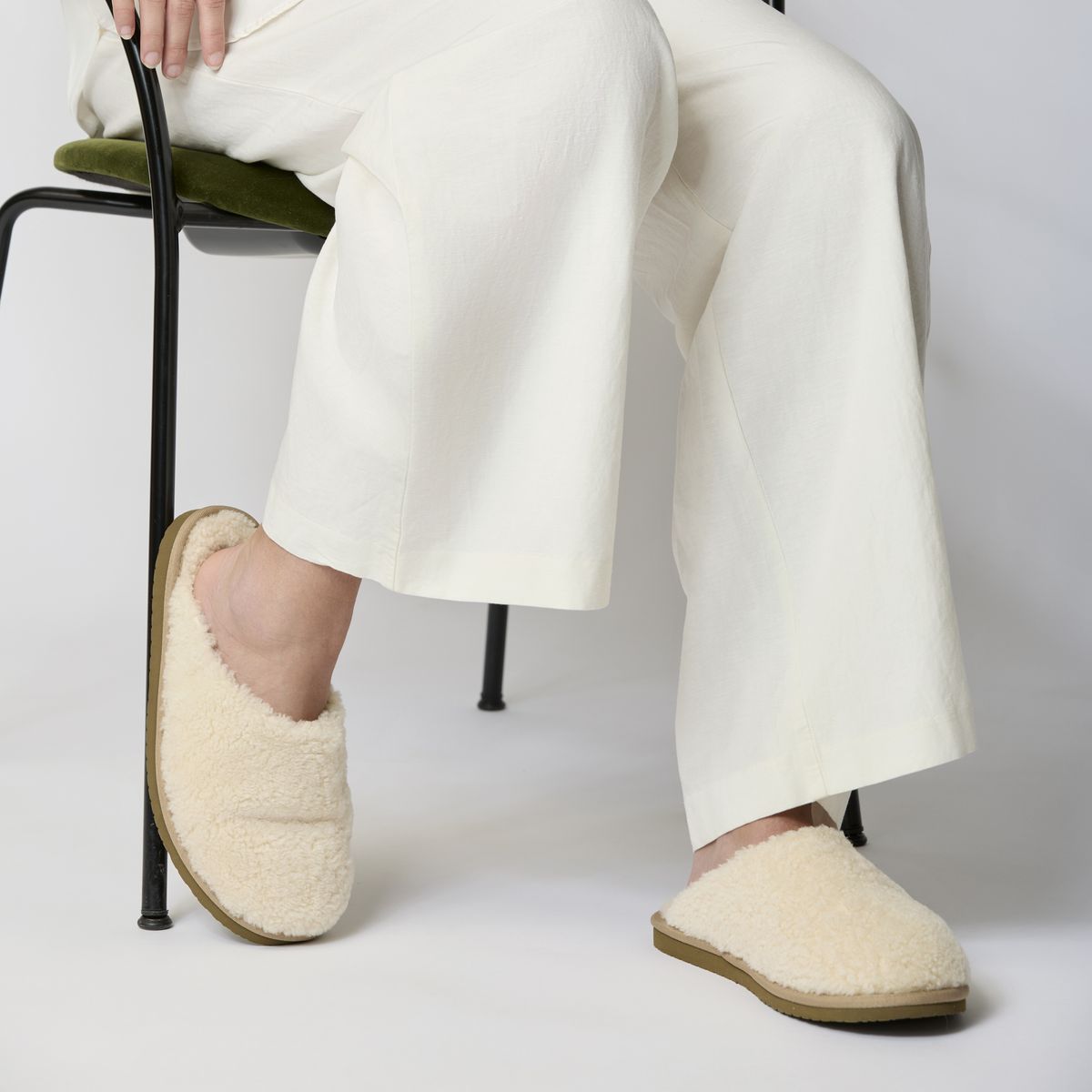 Unisex curly slipper Svart