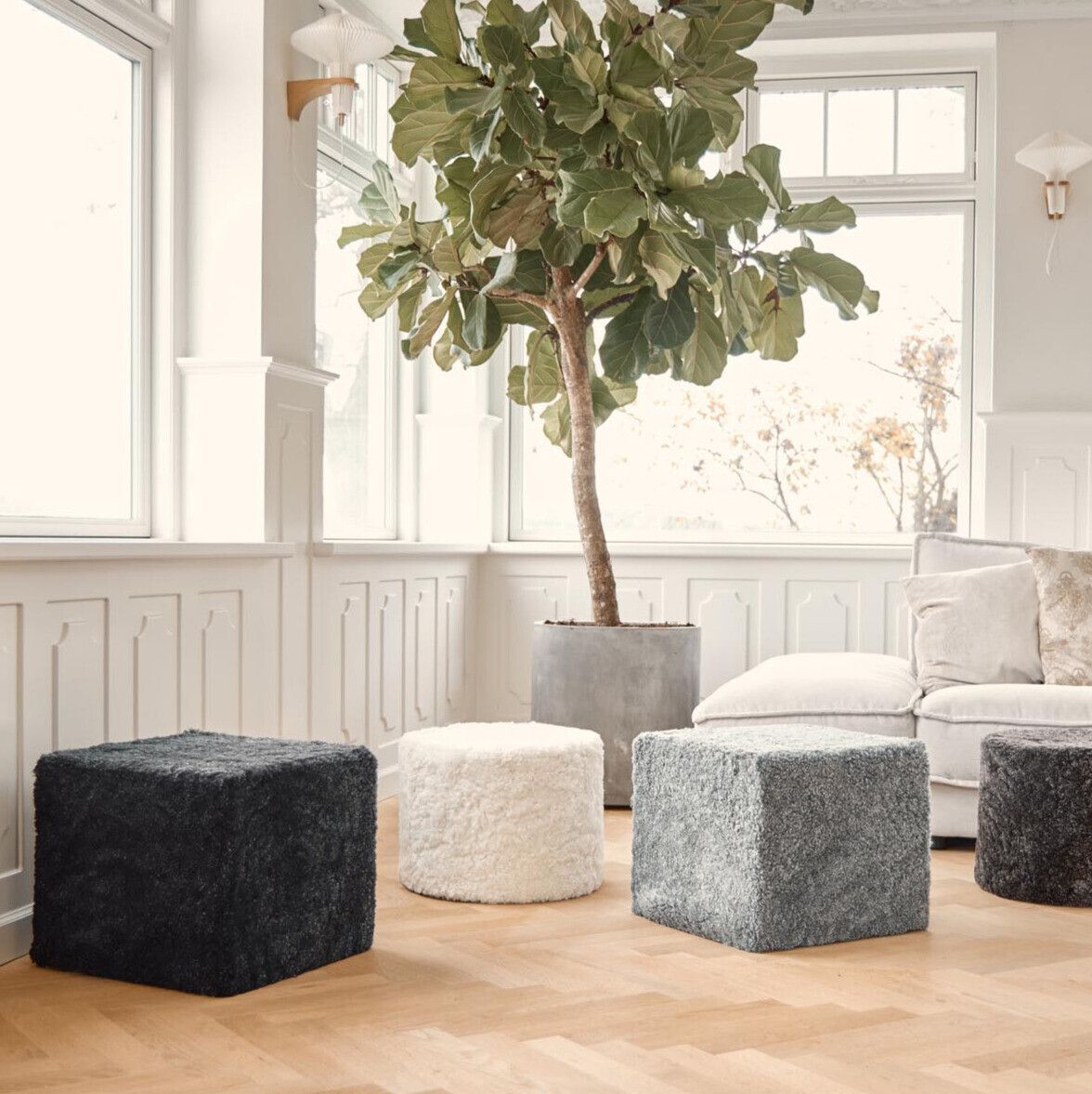 Kort, krøllete saueskinnspuff i ull Koksgrå