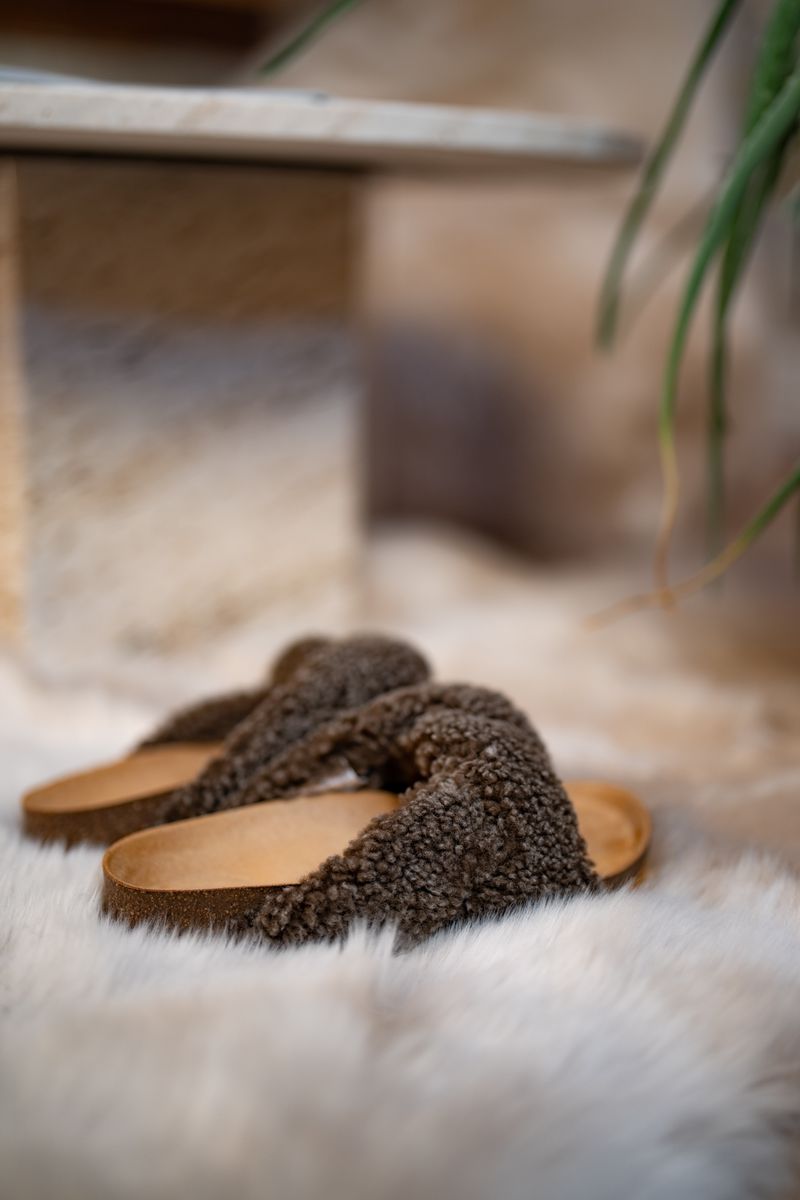 Lilly Cross slipper Lysebrun