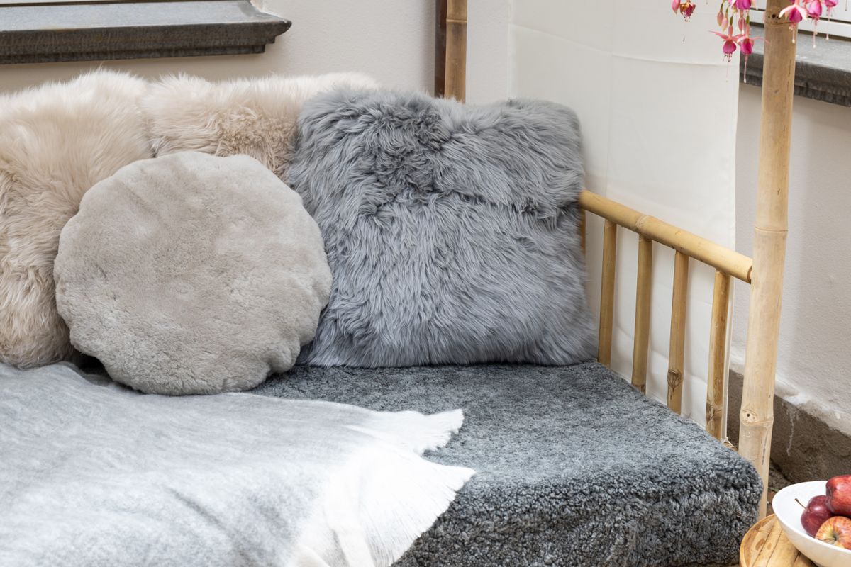 Saueskinnpute | Fløyel | Mokkasin | Ø45 cm & Ø62 cm Pearl